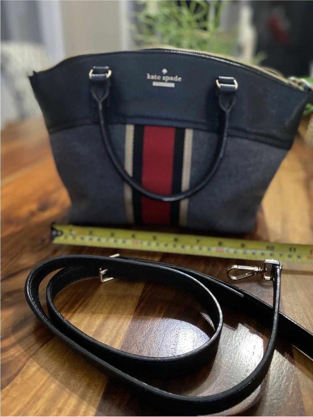 kate spade navy handbag with red and cream center stripe Stunning for fall 🍁🍁🍁